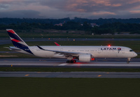 LATAM_A350-900_PR-XTB_JFK_0819_1_JP_small.jpg